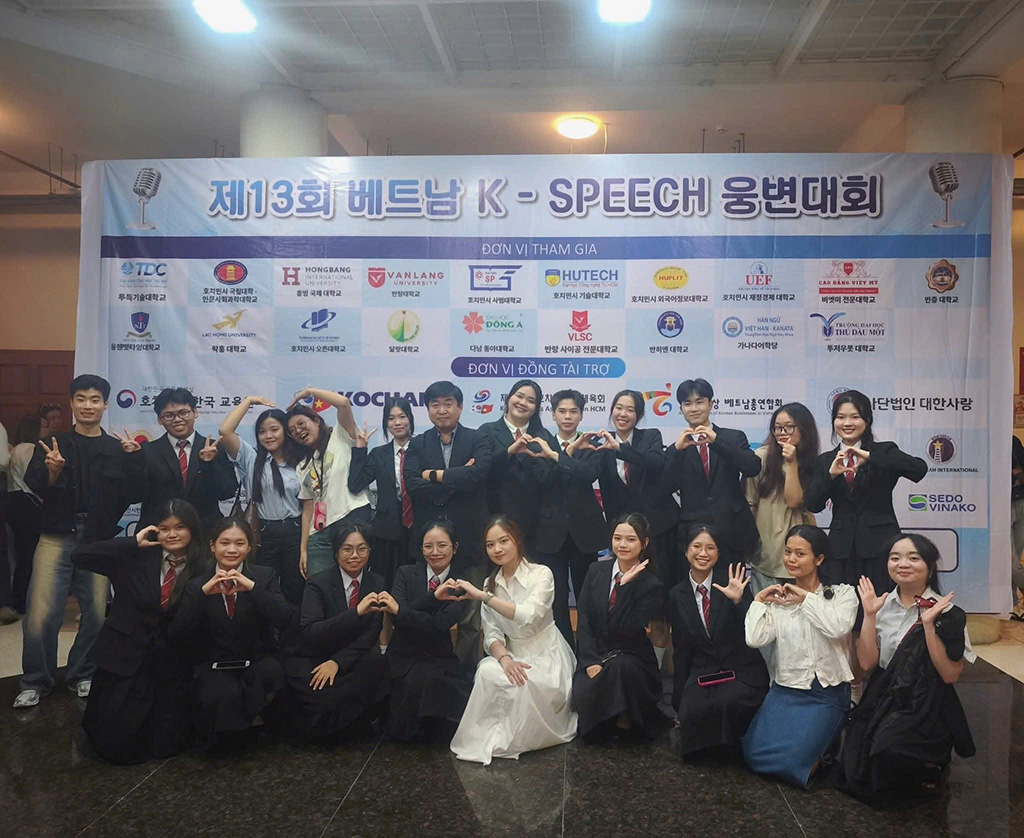 Lê Công Hậu  chụp ảnh 88vvv tại Cuộc thi Hùng biện Tiếng Hàn K-SPEECH