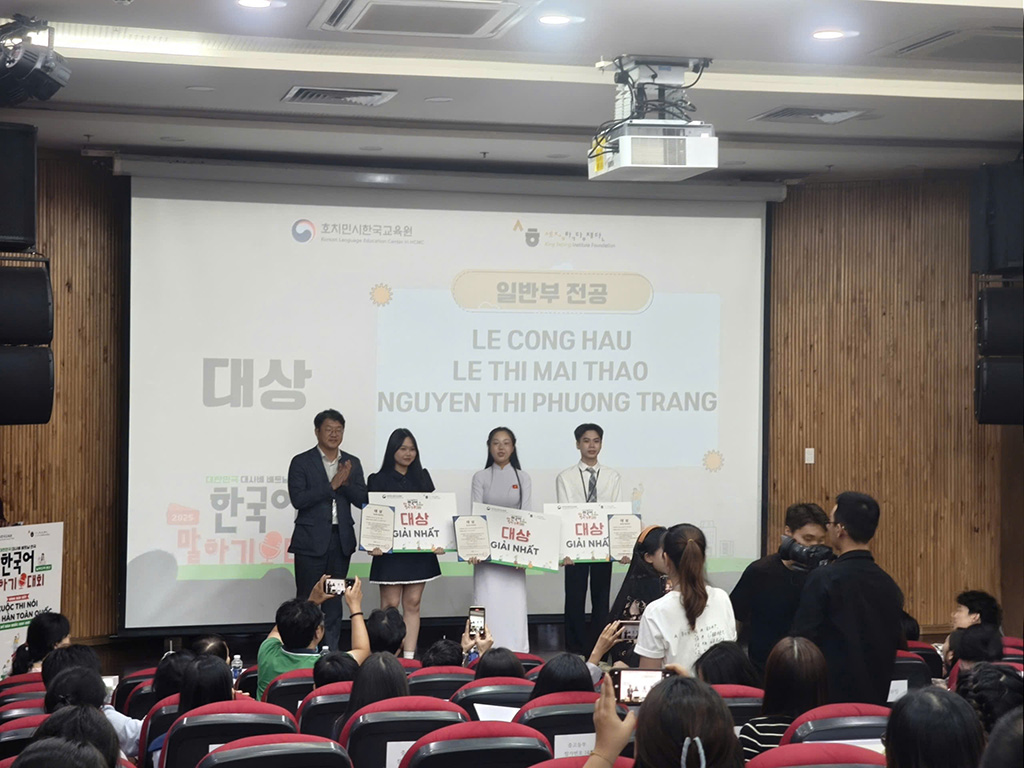Lê Công Hậu (bìa phải) xuất sắc giành giải Nhất khu vực phía Nam tại "Cuộc thi Nói tiếng Hàn – Cúp Đại sứ 88vv23.com 2025”