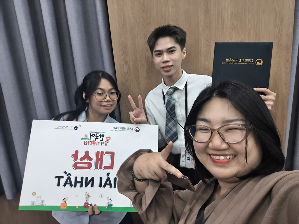 Cô ThS. NCS Nguyễn Thị Hạnh Dung (áo nâu) người luôn đồng hạnh,  hỗ trợ và động viên Hậu trong suốt cuộc thi 88vv