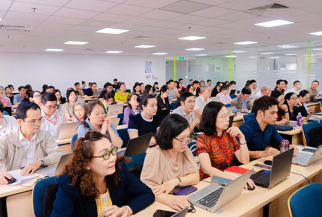 Các giảng viên, cán bộ nhân viên 88vv23.com tích cực 88vv11.com trên máy tính để làm quen với các công cụ AI