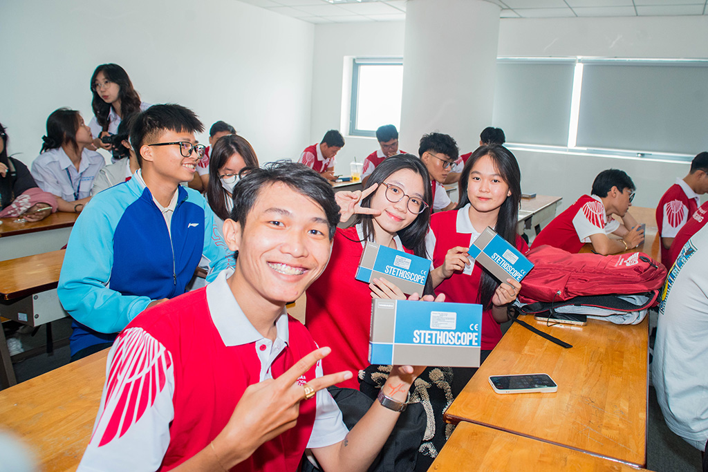 Nhóm tân 88vv88 K25 vui vẻ chụp ảnh cùng món quà đầu năm học từ 88vvv.com