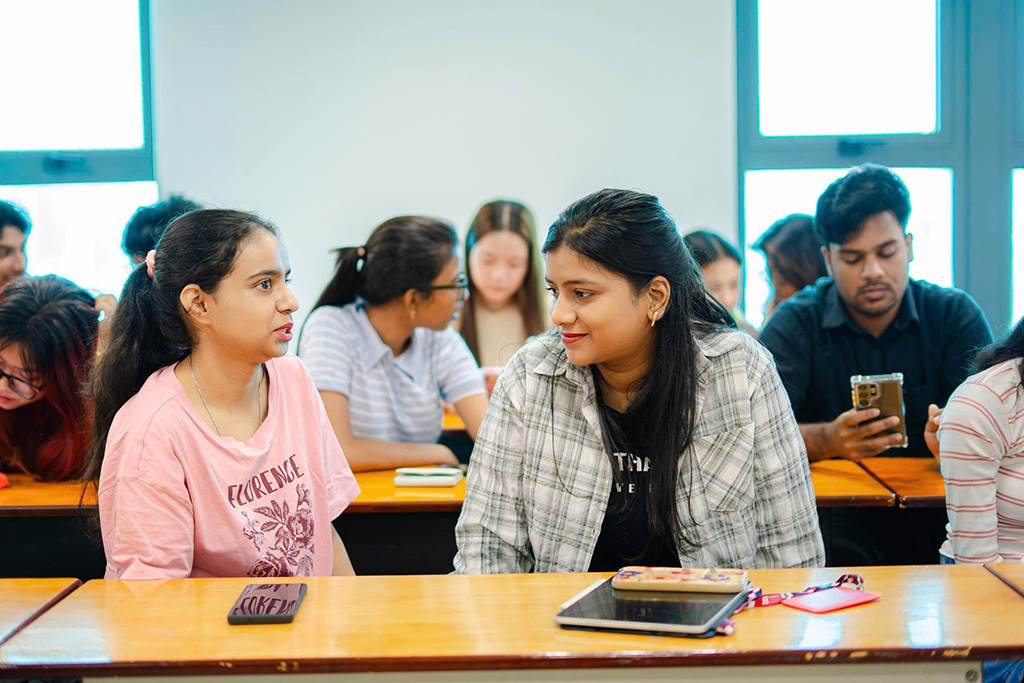 Hai 88vv88 88vv23 88vv23.com trao đổi tại sự kiện Orientation Day ngày 10/9 vừa qua