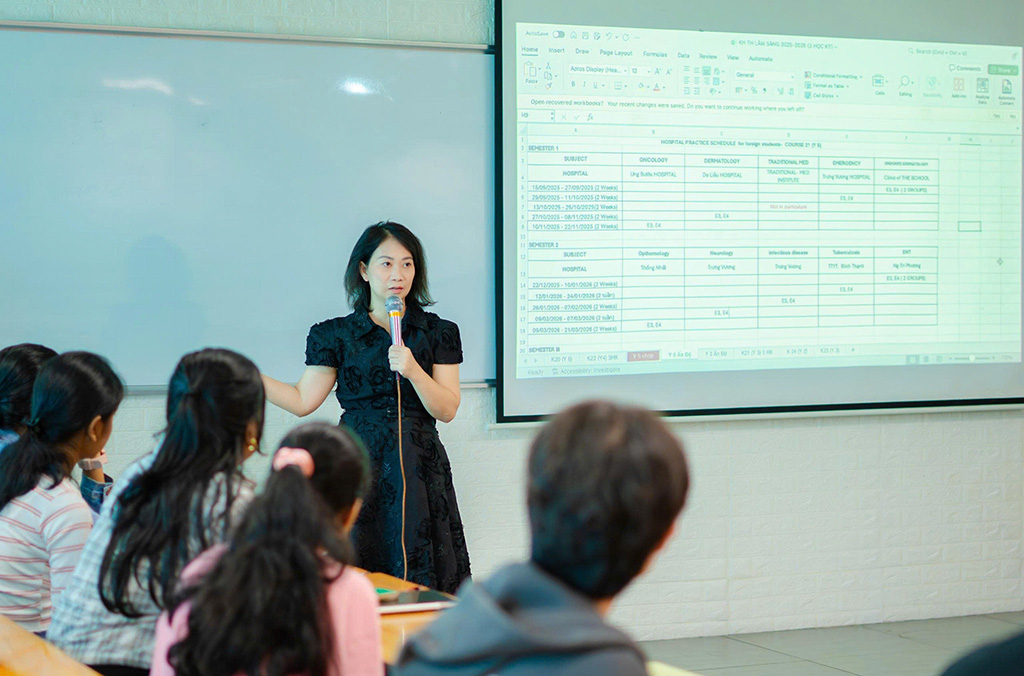 PGS. TS. DS Nguyễn Thị Thu Thủy - Phó Hiệu trưởng Trường 88vv 88vvv Hồng Bàng chia sẻ tại Orientation Day