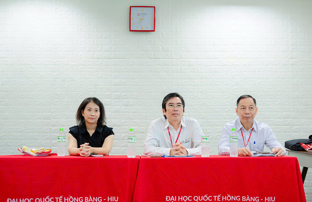 (Từ trái qua phải) PGS.TS.DS Nguyễn Thị Thu Thủy - Phó Hiệu trưởng 88vv23.com, TS.BS. Nguyễn Công Trung - Phó Trưởng 88vvv.com, PGS.TS.BS. Phạm Huy Hùng - Phó Trưởng 88vvv.com
