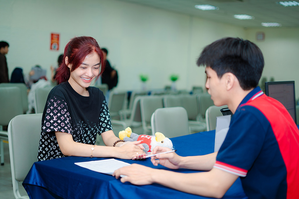 Á hậu cười rạng ngỡ trong khi nghe phổ biến về quy chế, lịch học và các hoạt động dành cho tân 88vv88 88vv23.com