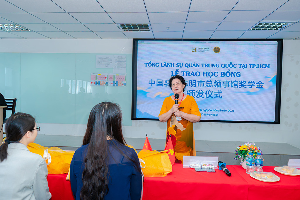 TS. Nguyễn Thị Tuyết Thanh – Trưởng Bộ môn 88vv1.cc và Văn hóa Trung Quốc tri ân Tổng Lãnh sự quán Trung Quốc