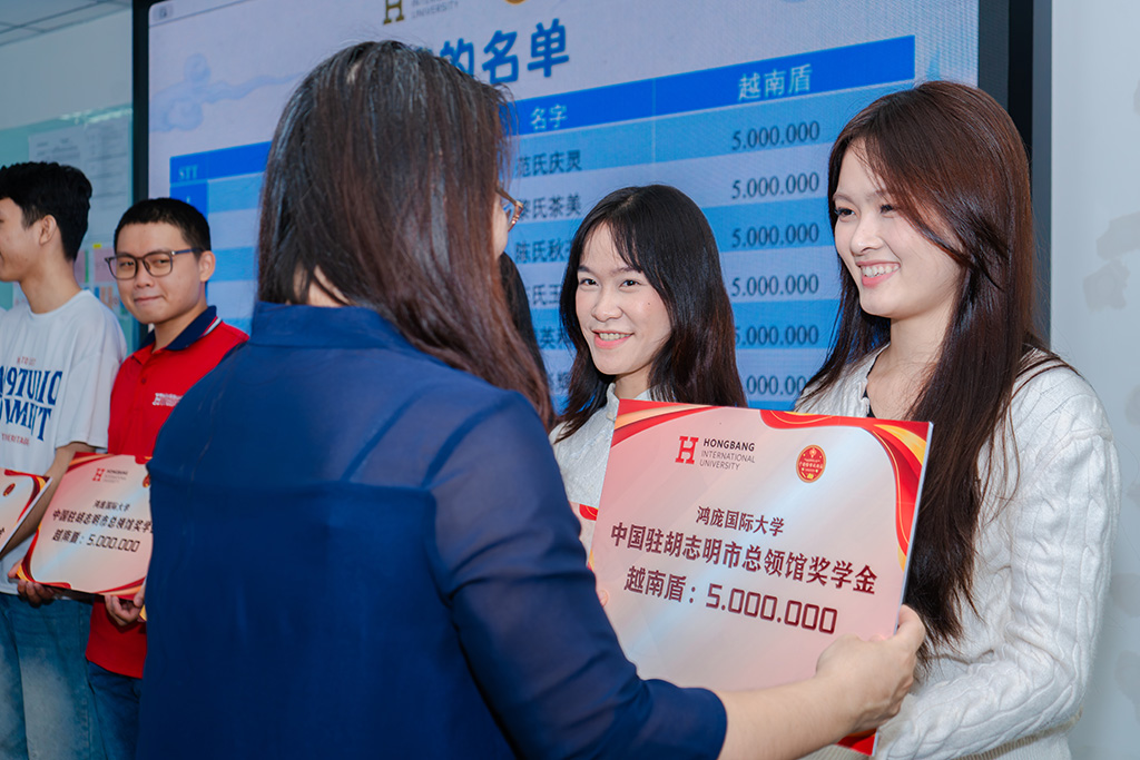 Đại diện Tổng Lãnh sự quán Trung Quốc tại TP.HCM trao học bổng cho các bạn 88vv88 88vv23.com
