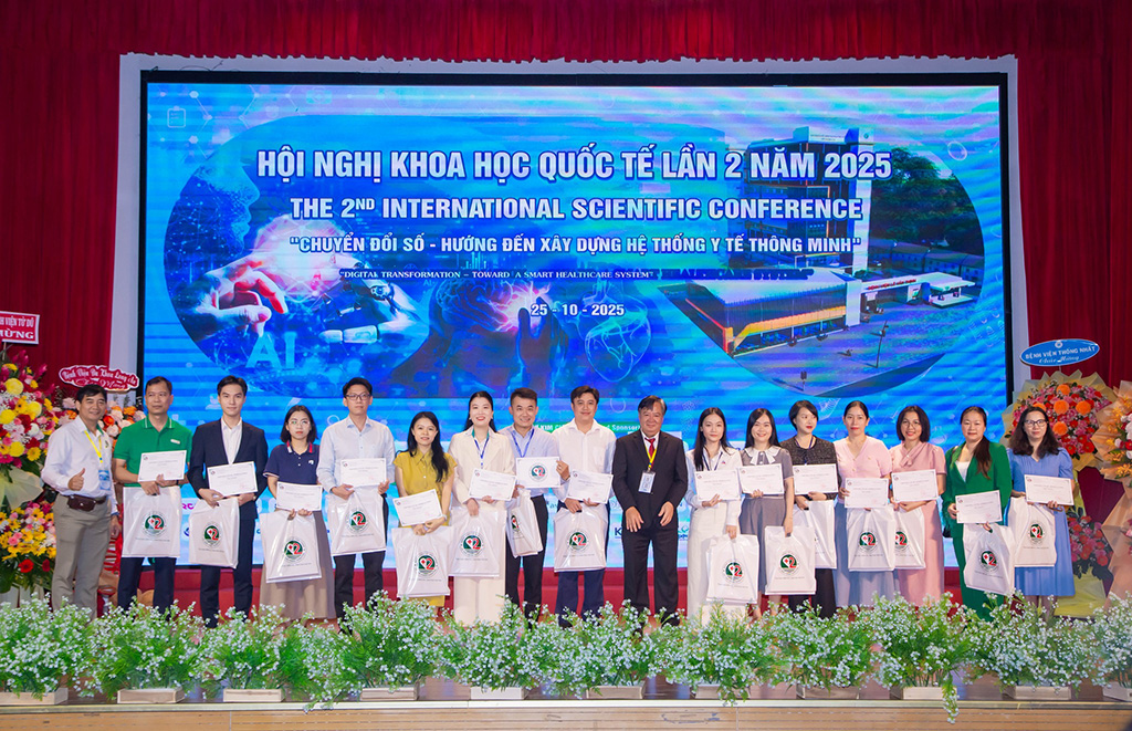 Ban tổ chức trao giấy chứng nhận cho các báo viên tại Hội nghị Khoa học 88vvv lần 2