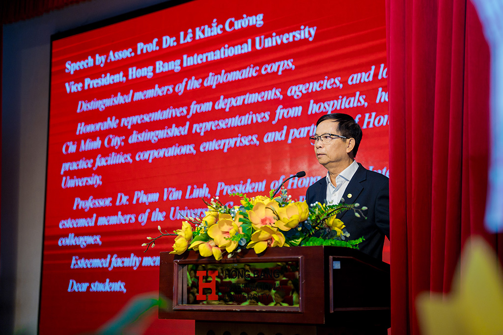 PGS.TS Lê Khắc Cường – Phó Hiệu trưởng Trường 88vv 88vvv Hồng Bàng (88vv23.com) phát biểu chào mừng, gửi gắm thông điệp “Lead Your Way – Lead Your Future” đến thế hệ 88vv88 mới.