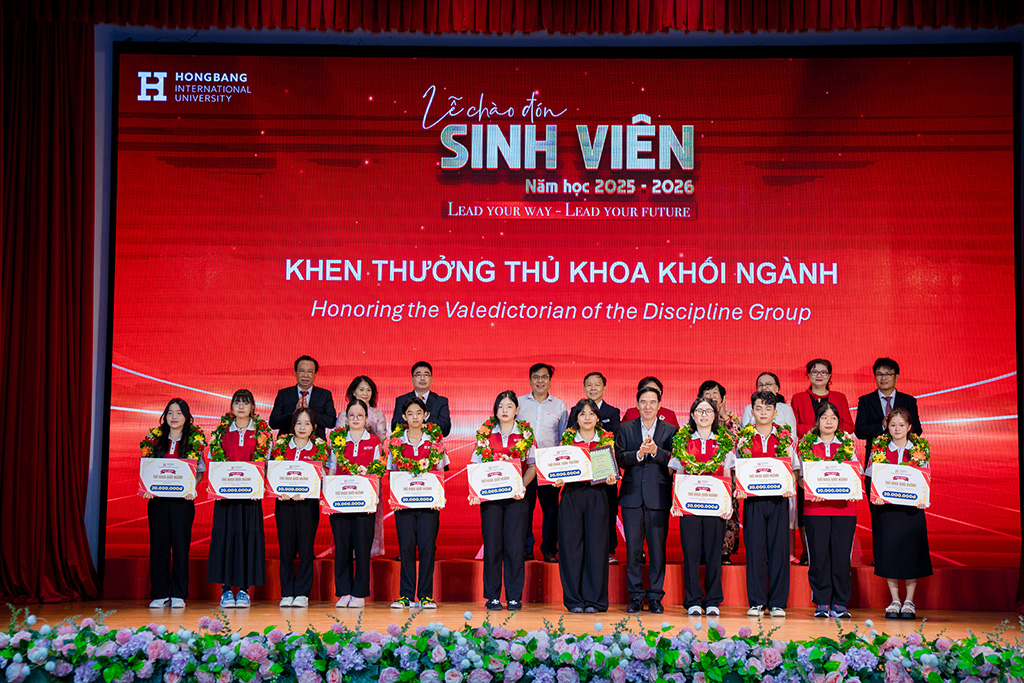 Ban Giám hiệu 88vv23.com trao giấy khen cho các tân thủ khoa khối ngành năm học 2025–2026, ghi nhận thành tích xuất sắc trong kỳ tuyển sinh.