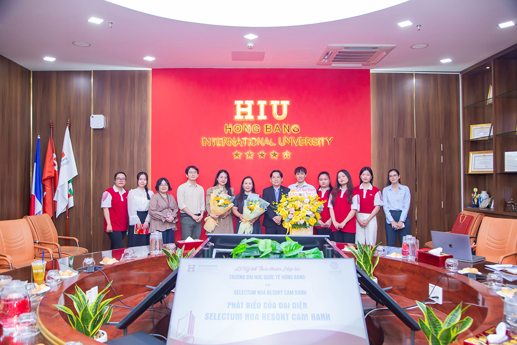Đại diện Trường 88vv 88vvv Hồng Bàng và Khu nghỉ dưỡng Selectum Noa Resort Cam Ranh chụp ảnh lưu niệm sau lễ ký kết hợp tác.
