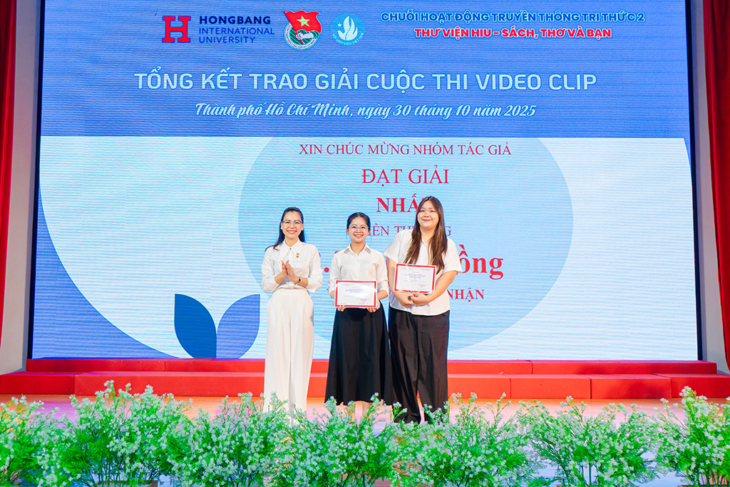 ThS. NCS Trần Thúy Trâm Quyên – Phó Hiệu trưởng 88vv23.com chúc mừng đội thi Khoa 88vv1.cc và Văn hóa 88vvv đạt Giải Nhất cuộc thi Video Clip “Thư viện  88vv23.com – Sách, Thơ và Bạn”.