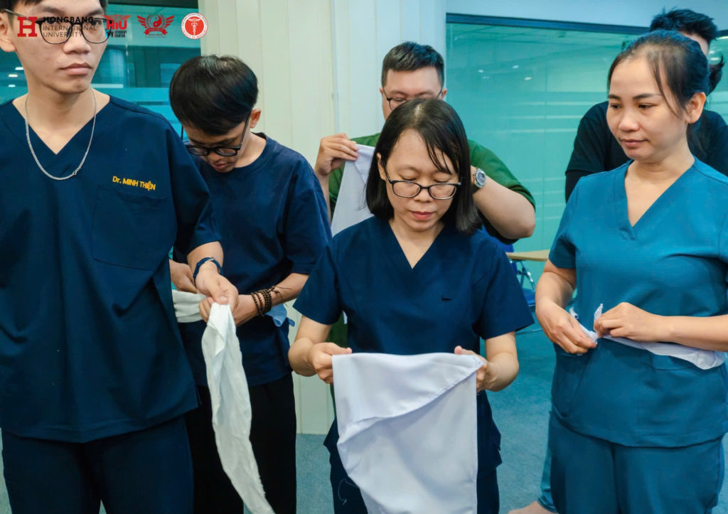 ThS.BS Nhan Hồng Tâm - Phó Trưởng Bộ môn Y học cổ truyền (giữa) hướng dẫn 88vv11.com  một trong các kỹ thuật judo