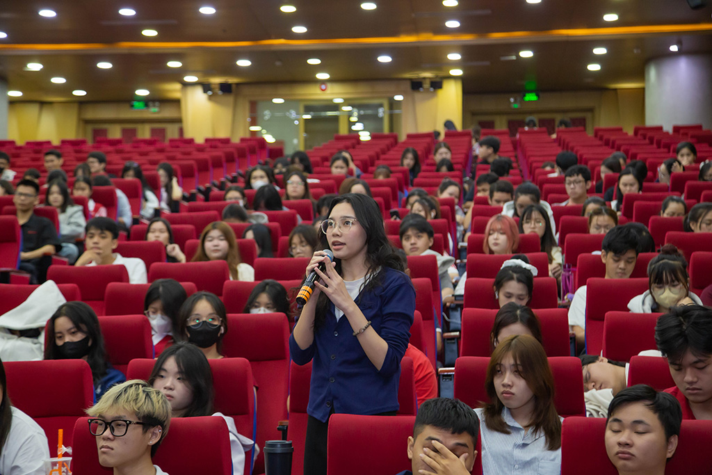 Mỹ Hoa - Sinh viên năm 2 ngành 88vv11 đa phương tiện chia sẻ định hướng trở thành phóng viên, 88vv23 tại Tòa soạn báo