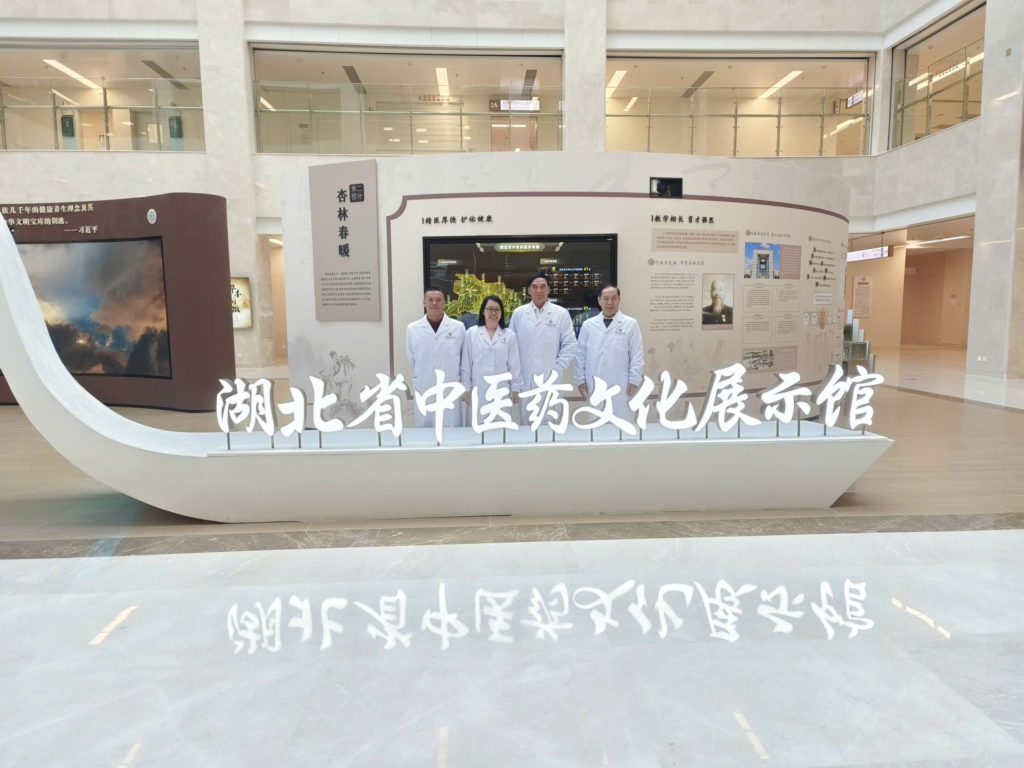 Đoàn công tác Trường 88vv 88vvv Hồng Bàng tham quan Bệnh viện Trung y Dược Hồ Bắc