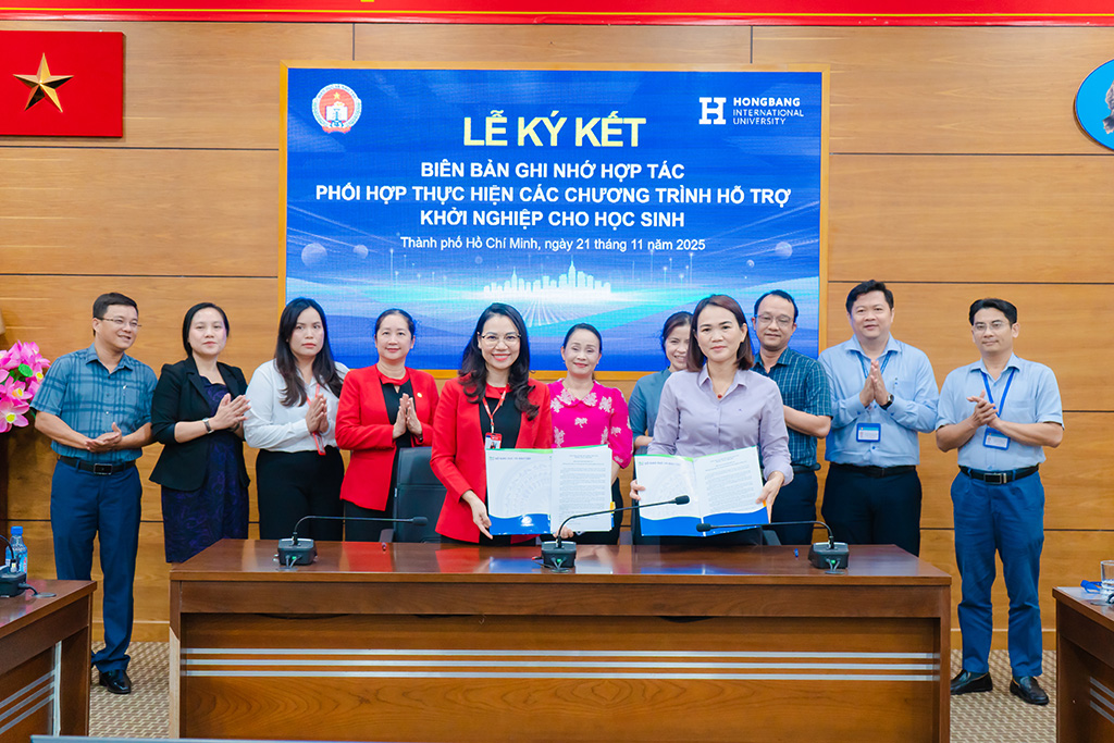 ThS.NCS. Trần Thúy Trâm Quyên - Phó Hiệu trưởng 88vv23.com và Bà Huỳnh Lê Như Trang - Phó Giám đốc Sở GD&ĐT TP.HCM ký kết hợp tác dưới sự chứng kiến của lãnh đạo các phòng/ban chức năng thuộc Sở; Ban huấn luyện là các PGS, TS của 88vv23.com cùng đại diện doanh nghiệp đồng hành và Hiệp hội Phát triển Công nghiệp Văn hóa Việt Nam