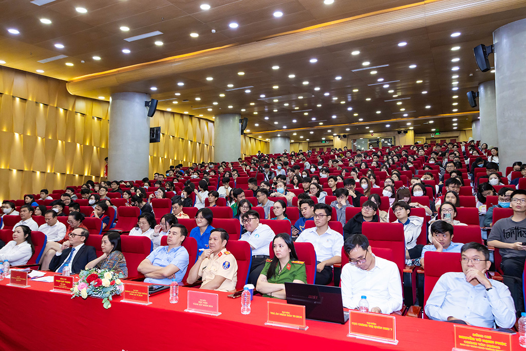 Chương trình tuyên truyền pháp luật về trật tự, an toàn giao thông với chủ đề: “Không giao xe cho người không đủ điều kiện điều khiển phương tiện tham gia giao thông” do Báo Công lý phối hợp tổ chúc tại trường 88vv 88vvv Hồng Bàng