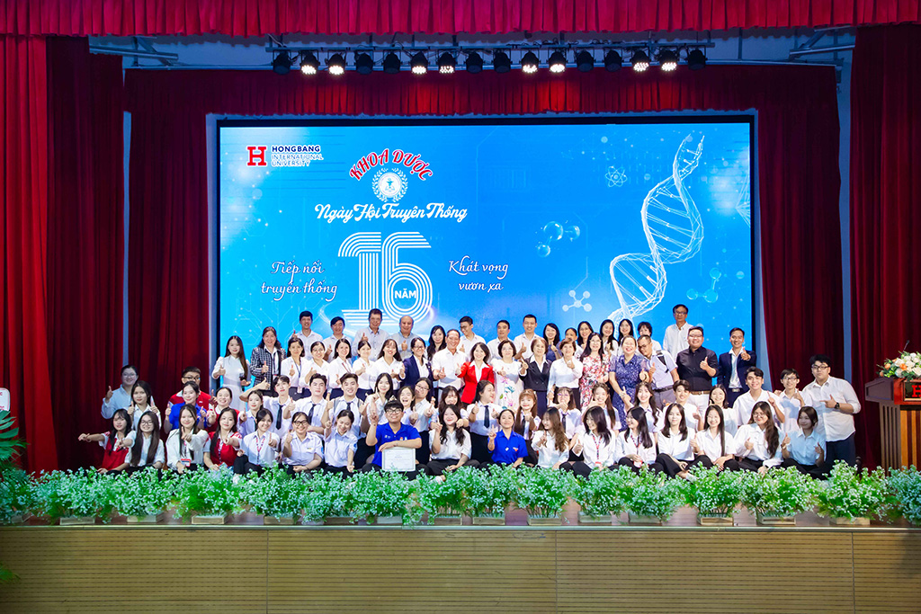 Tập thể thầy cô, 88vv88, học viên, cựu 88vv88 chụp ảnh lưu niệm cùng nhau sau 88vv23