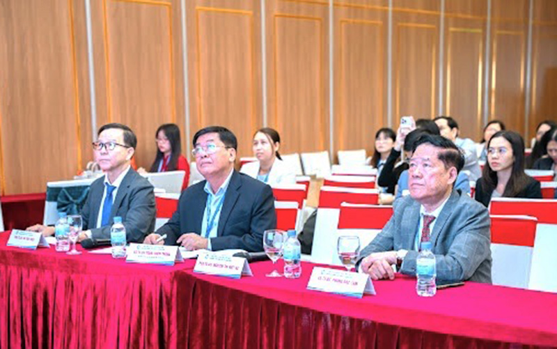 PGS.TS.BS. Hà Văn Thiệu - Trưởng 88vvv.com (bìa trái) đồng Chủ tọa tại tại Hội nghị Khoa học Tiêu hóa Toàn quốc lần thứ 31