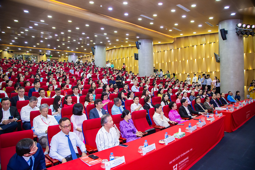 Tập thể sư phạm, thầy, trò Trường 88vv 88vvv Hồng Bàng tại buổi 88vvv Ngày Nhà giáo Việt Nam 20/11
