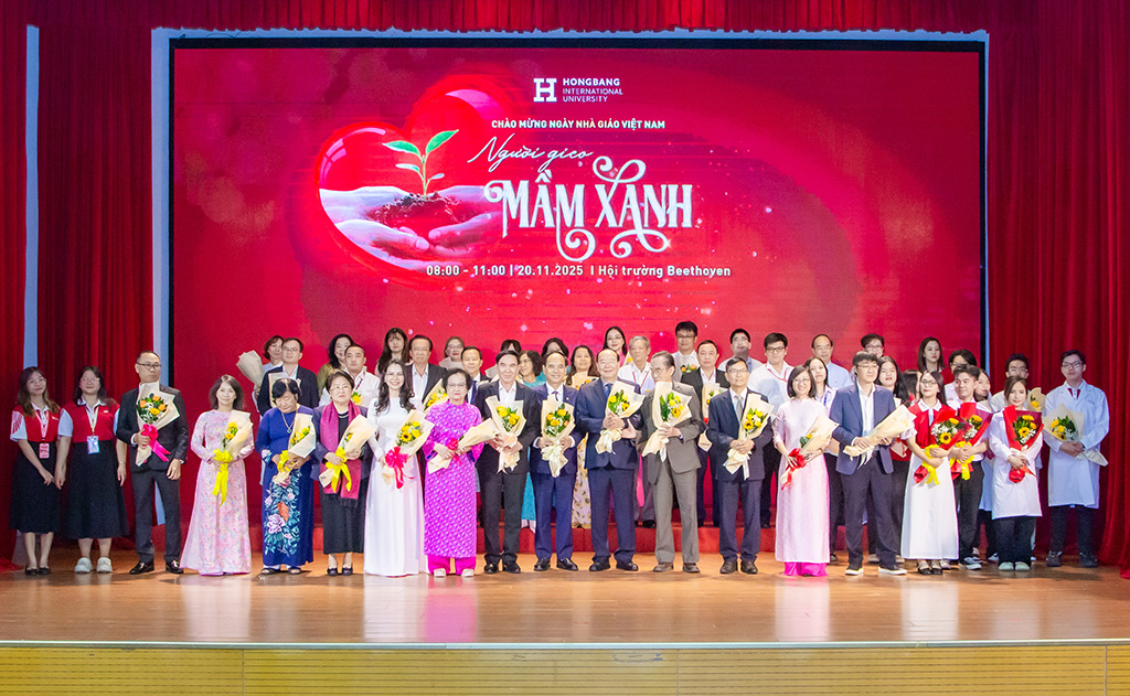 Tập thể Ban Giám hiệu và các đại biểu, các thầy cô nhận hoa tri ân trong buổi lễ 88vvv
