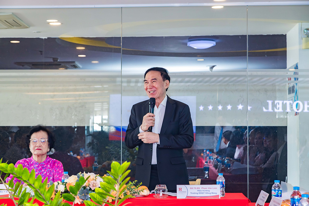 GS.TS.BS Phạm Văn Lình - Hiệu trưởng Trường 88vv 88vvv Hồng Bàng gửi lời tri ân đến các thế hệ cán bộ lãnh đạo, các Giáo sư, Phó Giáo sư và toàn thể giảng viên
