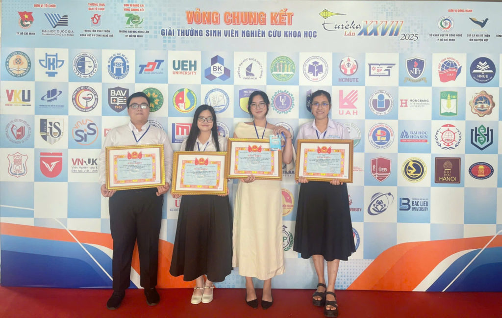 Nhóm 88vv88 đạt giải chụp ảnh lưu niệm tại Lễ tổng kết và trao Giải thưởng Sinh viên nghiên cứu khoa học Euréka lần thứ 27