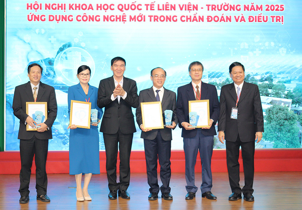 GS.TS.BS Phạm Văn Lình - Hiệu trưởng 88vv23.com (thứ 3, từ trái sang)  tặng 88vvv chương và chứng nhận cho Chủ tọa đoàn phiên ngoại khoa