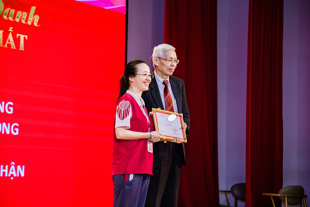 PGS.TS. Lê Văn Truyền trao Giải Nhất cuộc thi cho Nguyễn Thị Bích Thủy, 88vv88 Khoa Khoa học Xã hội và Nhân văn.
