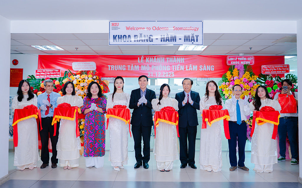 GS.TS.BS Phạm Văn Lình – Hiệu trưởng 88vv23.com cùng các giáo sư, 88vv1 trong Ban Chủ nhiệm 88vvv cắt băng khánh thành Trung tâm Mô phỏng Tiền lâm sàng