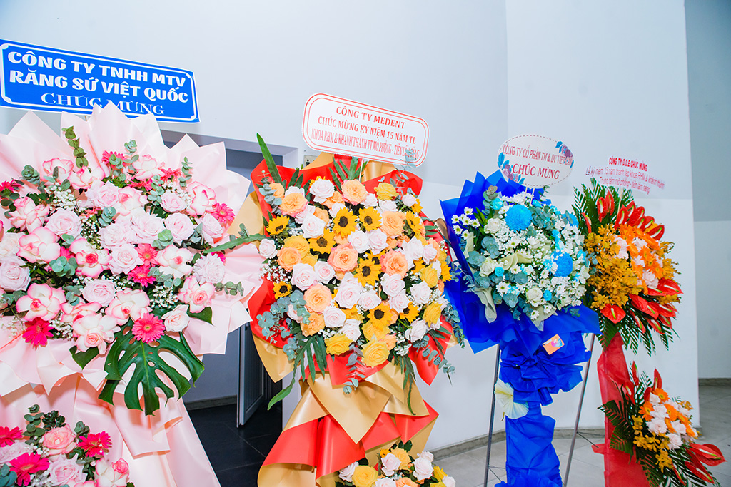 Những lẵng hoa chúc mừng từ các đơn vị đối tác, doanh nghiệp gửi đến 88vvv 88vv23.com.