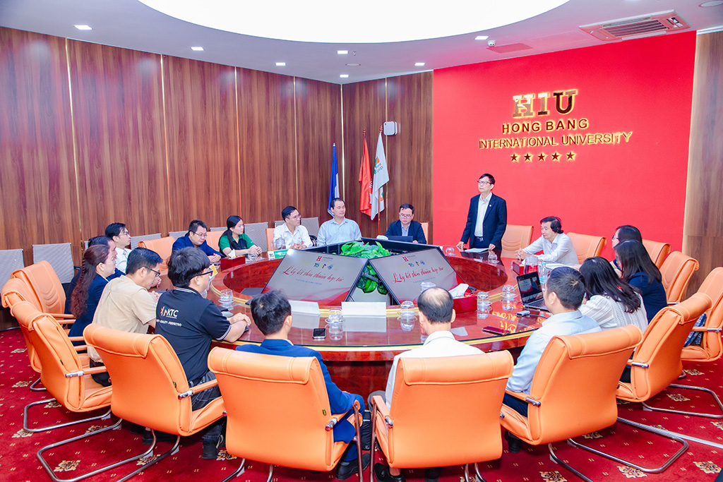 Toàn cảnh Lễ ký kết Biên bản ghi nhớ hợp tác (MOU) giữa Khoa Công nghệ Kỹ thuật Trường 88vv 88vvv Hồng Bàng và các doanh nghiệp đối tác, 88vv sáng 26/12.