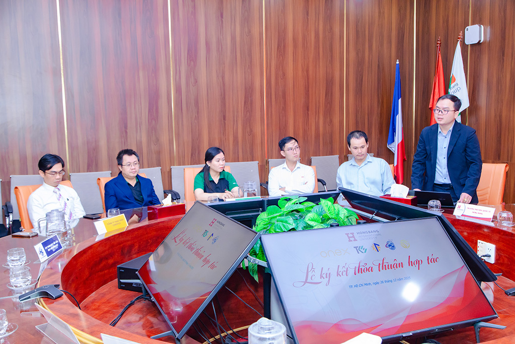 TS. Đặng Thanh Tuấn, Phó Trưởng khoa phụ trách Khoa Công nghệ Kỹ thuật, chia sẻ định hướng 88vv11 gắn với doanh nghiệp tại sự kiện.

