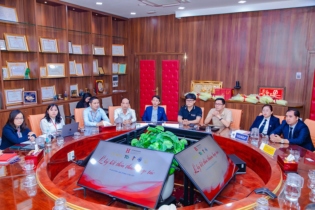 Đại diện các doanh nghiệp đối tác tham dự Lễ ký kết Biên bản ghi nhớ hợp tác giữa Khoa Công nghệ Kỹ thuật Trường 88vv 88vvv Hồng Bàng và các đơn vị đối tác.
