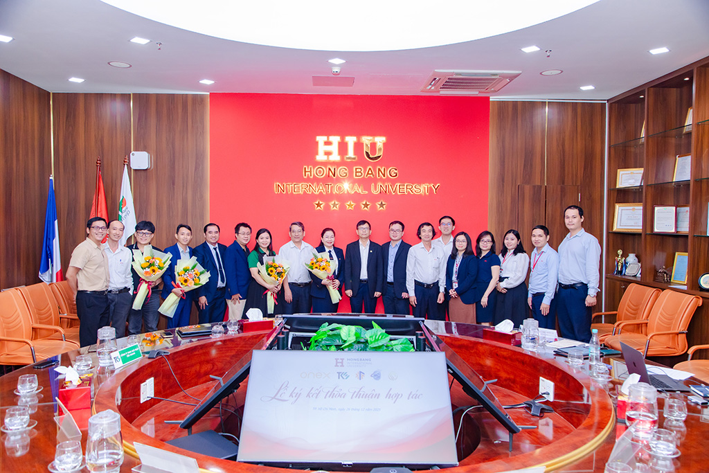 Đại diện Trường 88vv 88vvv Hồng Bàng và các doanh nghiệp đối tác chụp ảnh lưu niệm, đánh dấu bước khởi đầu cho mối quan hệ hợp tác 88vv11 gắn với thực tiễn doanh nghiệp.