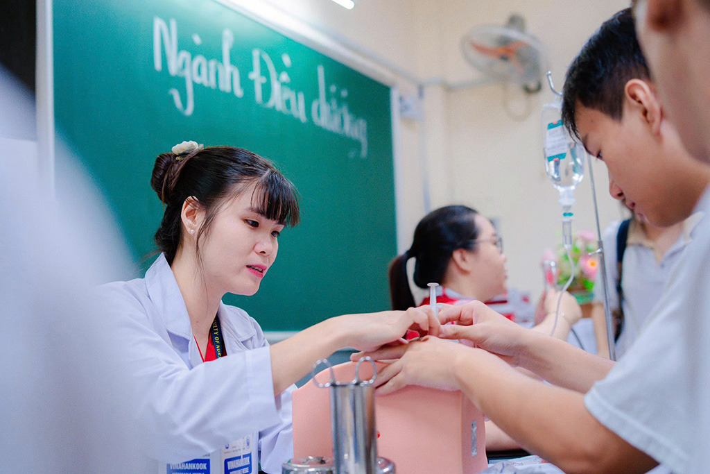 Học sinh 88vv11.com các kỹ thuật điều dưỡng cơ bản dưới sự hướng dẫn của giảng viên chuyên môn.