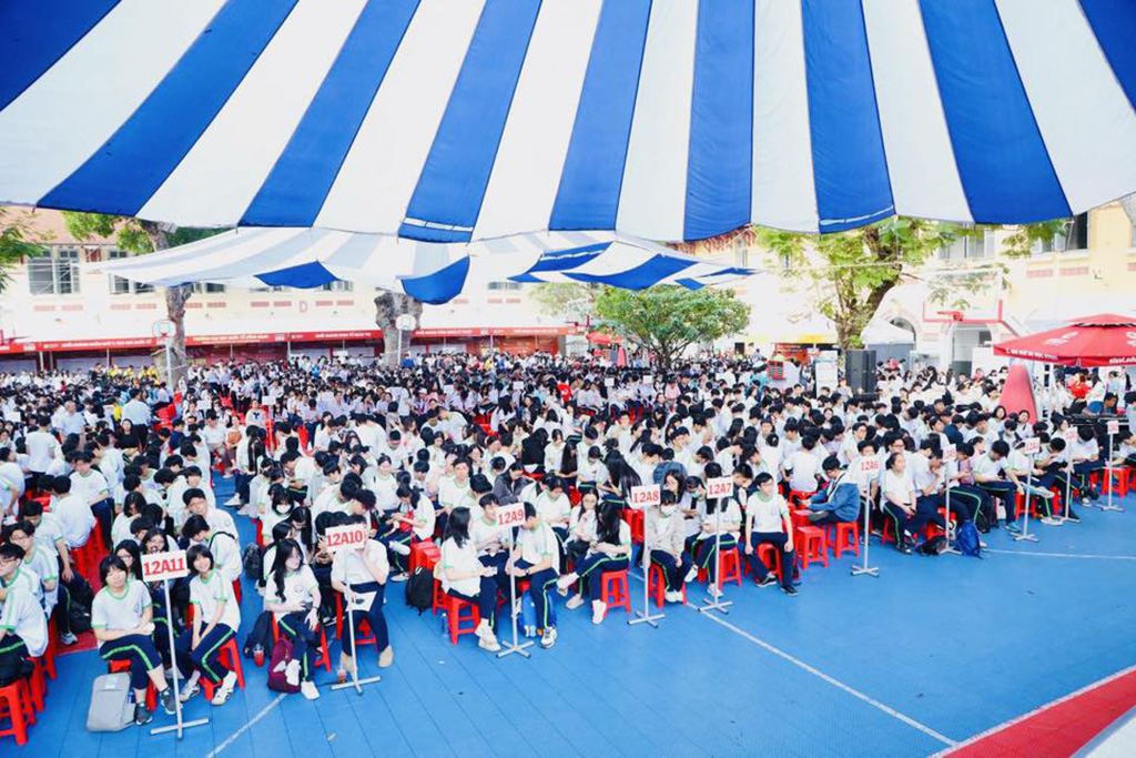 Hàng nghìn học sinh hào hứng tham gia Ngày hội hỗ trợ học sinh – 88vv88 với ý tưởng khởi nghiệp, mở đầu cho chuỗi hoạt động quy mô lớn nhất từ trước đến nay.
