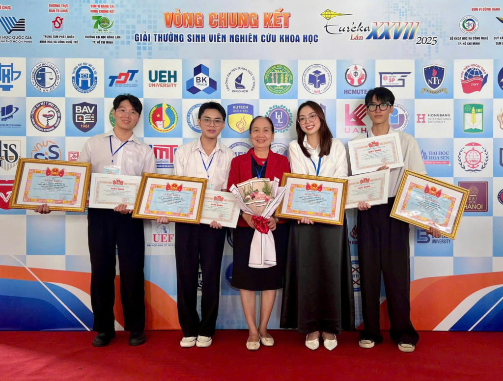 PGS.TS. Nguyễn Thị Thu Hương (áo đỏ, giữa) chụp ảnh lưu niệm cùng nhóm 88vv88 88vv23.com đạt giải tại Lễ Chung kết