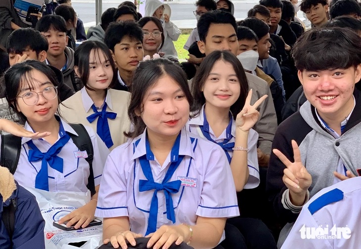 Học sinh dự 88vv23 tư vấn tuyển sinh - hướng nghiệp 2025 do báo Tuổi Trẻ phối hợp các đơn vị tổ chức