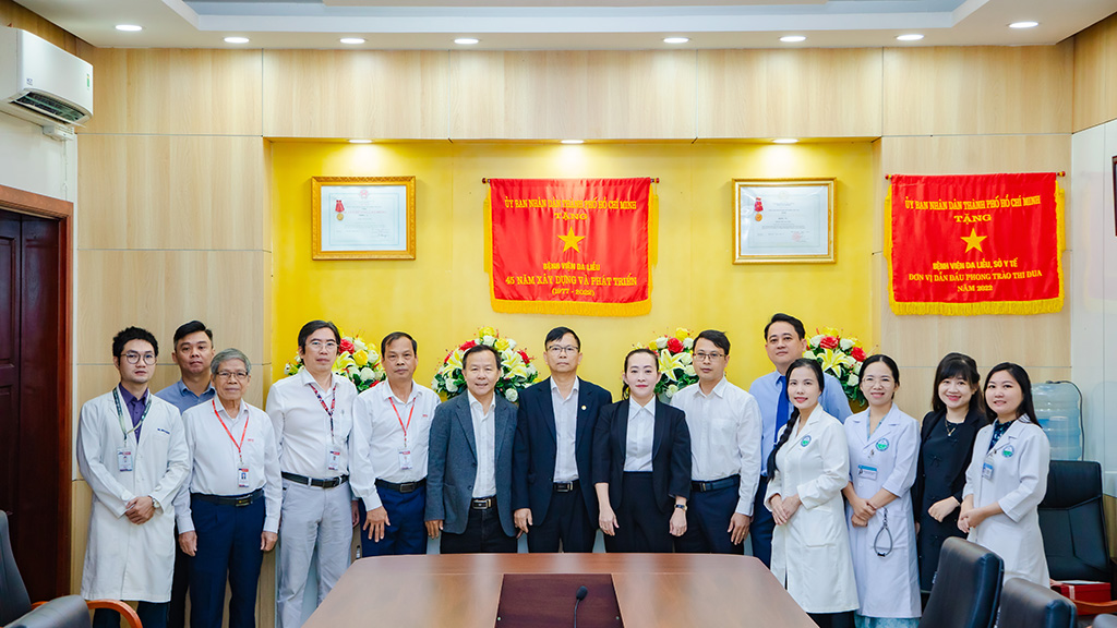 Trường 88vv 88vvv Hồng Bàng và Bệnh viện Da Liễu TP.HCM chụp hình lưu niệm tại Lễ ký kết biên bản ghi nhớ hợp tác ngày 09/01/2026