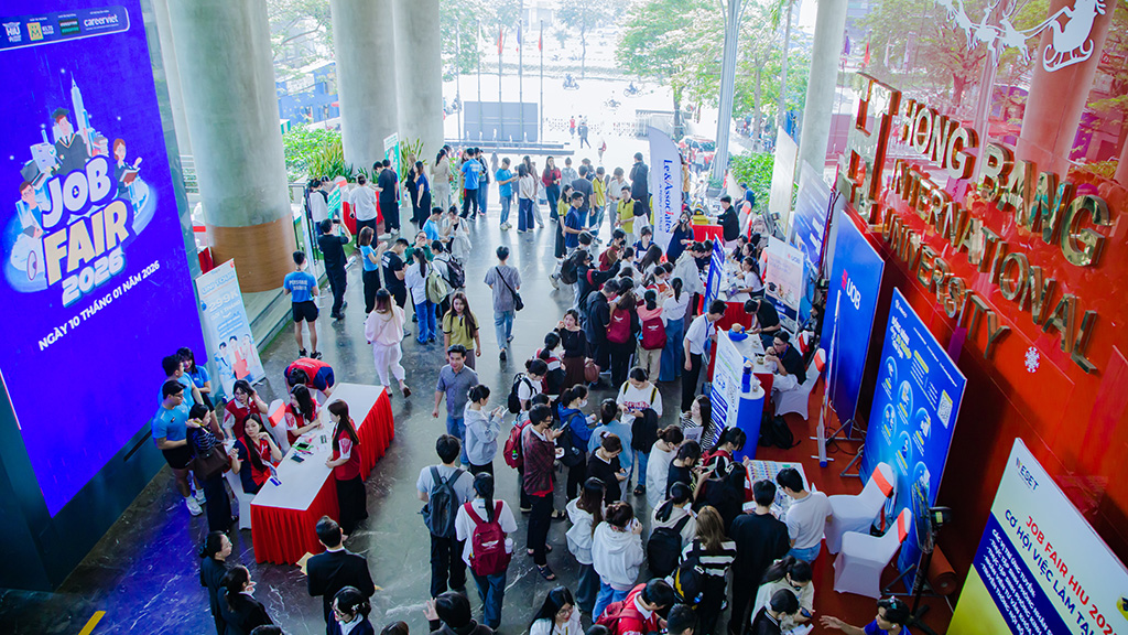 Toàn cảnh Lễ khai mạc Ngày hội Triển lãm và Tuyển dụng - Job Fair 2026 tại Trường 88vv 88vvv Hồng Bàng