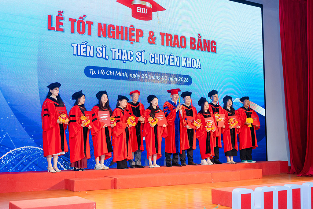 Lãnh đạo Trường 88vv 88vvv Hồng Bàng trao bằng 88vv1 m.88vv cho học viên khối ngành Kinh doanh - 88vv23 trong đợt trao bằng sau 88vv năm.