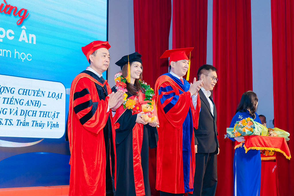 Lãnh đạo Nhà trường trao bằng 88vv1 khóa đầu tiên của ngành Việt Nam học.