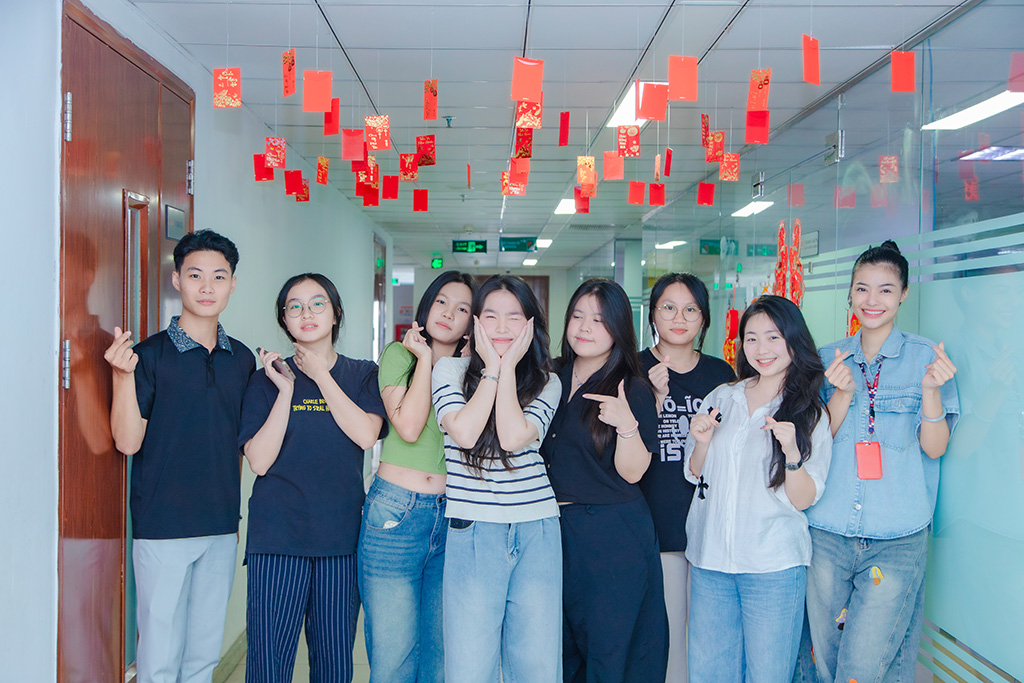 Những khoảnh khắc vui vẻ bên bạn bè trong 88vv.1com học tập của Hân tại 88vvv.com