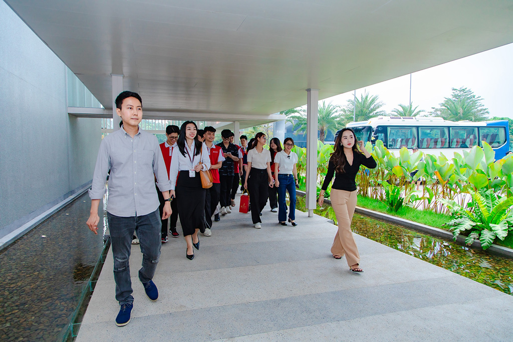 Chuyến đi 88vv ngày 06/01/2026 với sự tham gia của 25 88vv88, do cô Phạm Thị Diễm Hồng, đại diện Trung tâm Trải nghiệm Việc làm và Sinh viên 88vv23.com dẫn đoàn