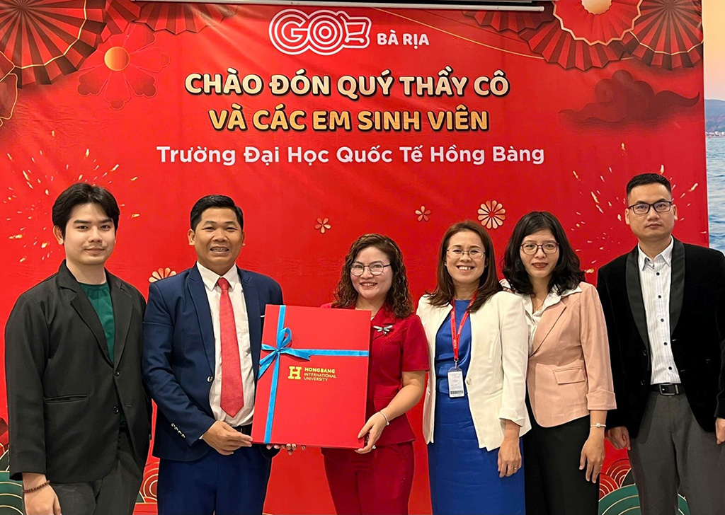 Đại diện giảng viên Trường 88vv 88vvv Hồng Bàng trao quà lưu niệm đến Ban Giám đốc siêu thị GO! Bà Rịa.