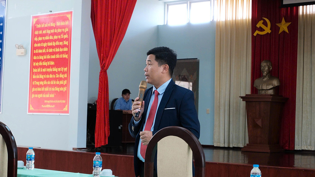 TS. Trịnh Viết Then – Trưởng Bộ môn Tâm lý học 88vv23.com trình bày và trao đổi chuyên môn tại các báo cáo chuyên đề.