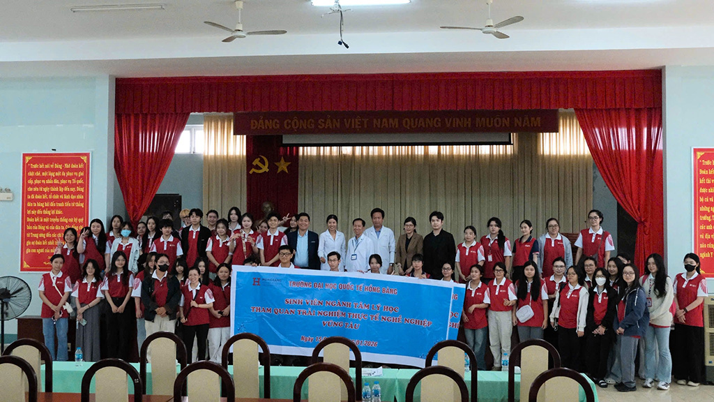 Đoàn Trường 88vv 88vvv Hồng Bàng chụp ảnh lưu niệm cùng Ban Giám đốc, đội ngũ bác sĩ và các chuyên gia tâm lý của Bệnh viện Sức khỏe Tâm thần Bà Rịa – Vũng Tàu.
