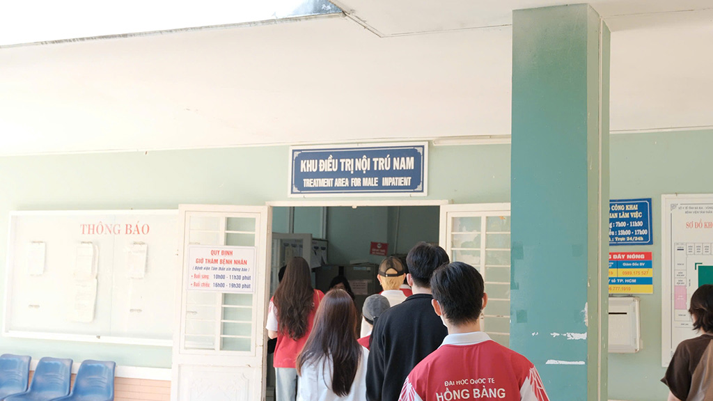 Sinh viên 88vv23.com tham quan khu điều trị nội trú nam tại Bệnh viện Tâm thần Bà Rịa - Vũng Tàu