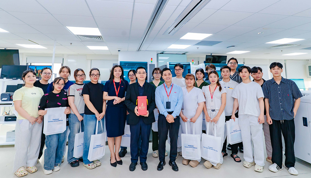 ThS. Vũ Hồng Hải – Phó Trưởng khoa Xét nghiệm Y học 88vv23.com (hàng đầu, áo sơ mi xanh) chụp ảnh lưu niệm tại Trung tâm Huấn luyện Chẩn đoán Kiểu mẫu trong kỳ kiến tập của 88vv88.